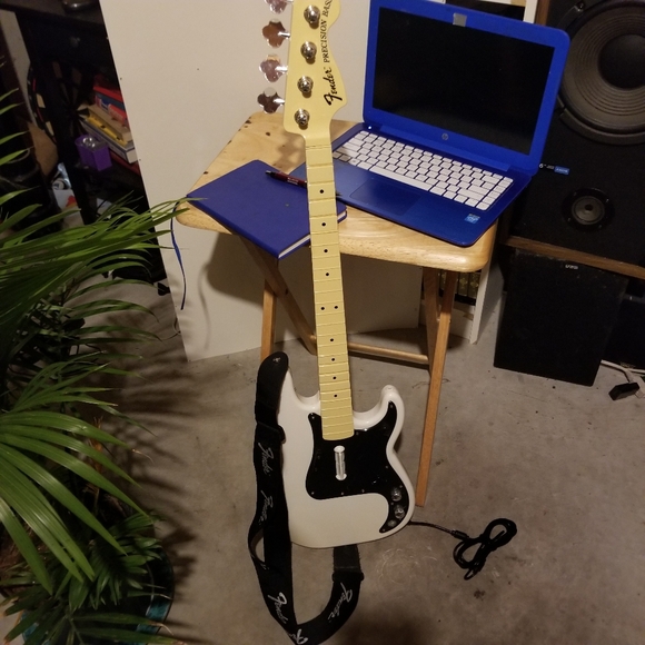 Fender xbox 360 Rock Band Gutar - Picture 1 of 9